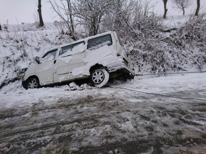 Podhale. Spadł śnieg i już pierwsza kolizja na drodze w Cichem [ZDJĘCIA]