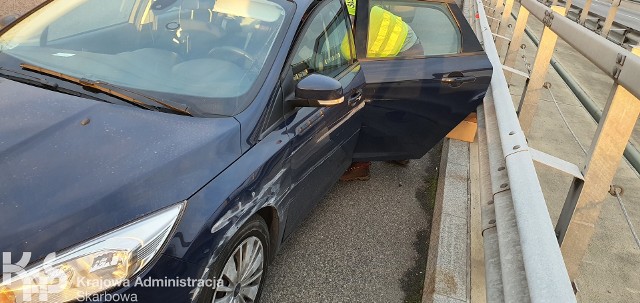 Funkcjonariusze kujawsko-pomorskiej KAS udzielili pomocy kierowcy, który zasłabł podróżując autostradą A2.