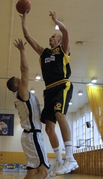 Jarosławianie zagrali dobry mecz i dali lekcję basketu Limblachowi. Nz. w akcji Dariusz Wyka.