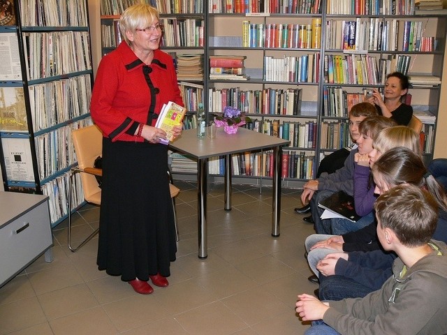 Marta Fox w trakcie środowego spotkania w Tarnobrzegu opowiadała o tym, jak powstała jej najnowsza książka "Kobieta zaklęta w kamień&#8221;.