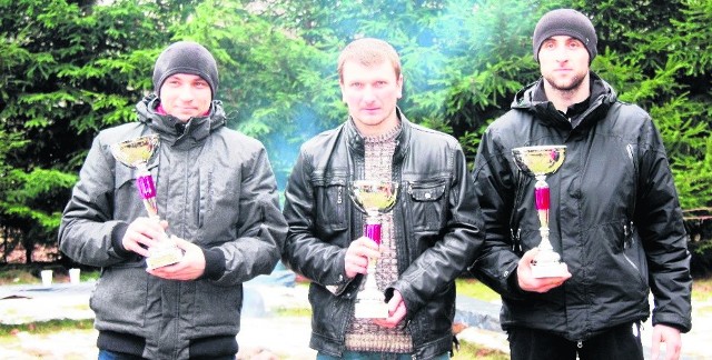 Zwycięzcy Walentynkowego biegu otrzymali puchary ufundowane przez burmistrza Iłży. Od lewej Michał Kolaszt (III miejsce ), Karol Grabda (I miejsce) i Michał Jagieło (II miejsce).