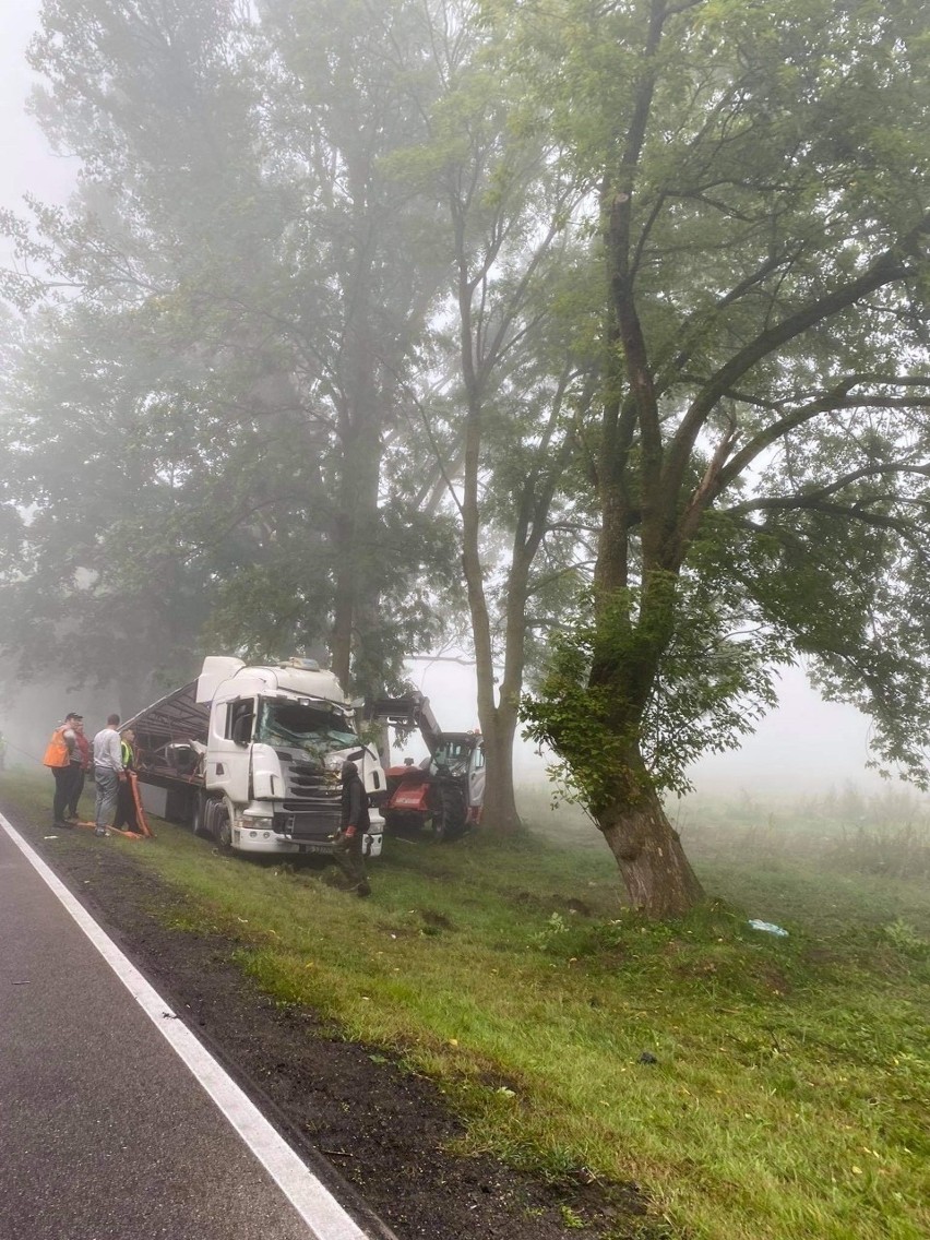 Wypadek na drodze 21 Miastko-Słupsk. Tir uderzył w drzewo.