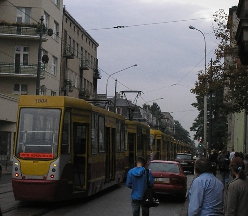 Gigantyczny korek na ul. Gdańskiej! Hyundai uderzony drzwiami od tramwaju [zdjęcia]