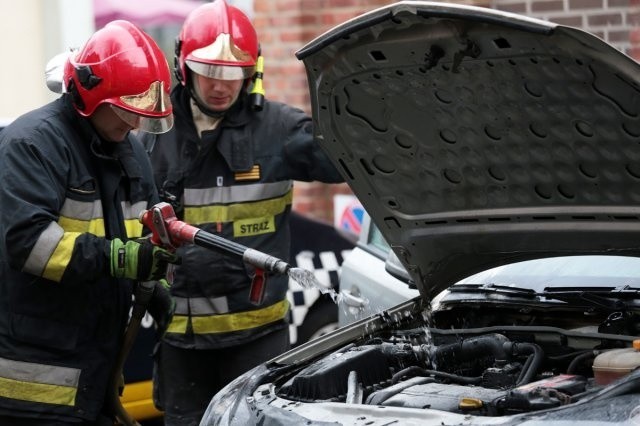 Strażacy odebrali wezwanie do płonącego samochodu (zdjęcia)