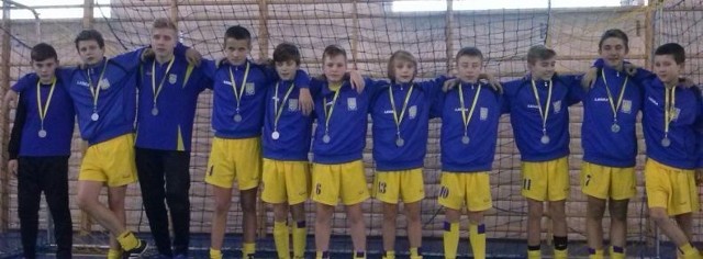 Młodzi piłkarze Juventy Starachowice z rocznika 2000 zajęli drugie miejsce na turnieju w Radomiu.