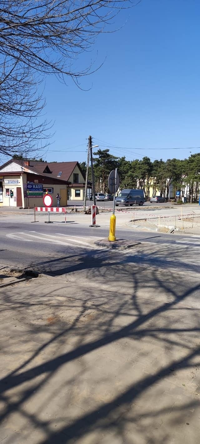 Przebudowa skrzyżowania w Białobrzegach. Będą pasy do skrętu w lewo i w prawo i pulsujące światła. Ma być bezpieczniej i sprawniej