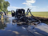 W gminie Łysomice doszczętnie spłonął samochód. Nikt z pasażerów nie odniósł obrażeń ZDJĘCIA