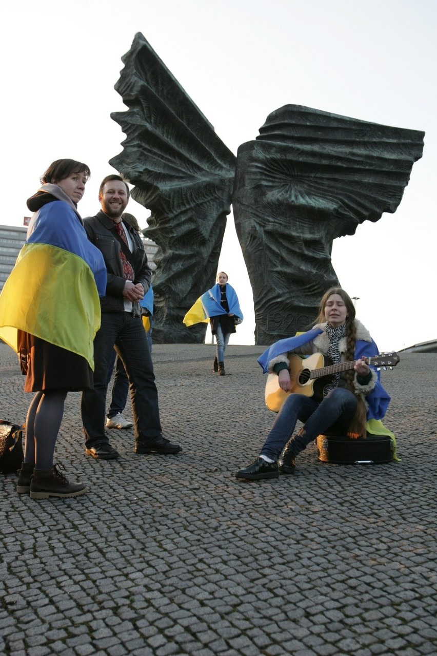 Studenci z Ukrainy w akcji Solidarni z Ukrainą w Katowicach