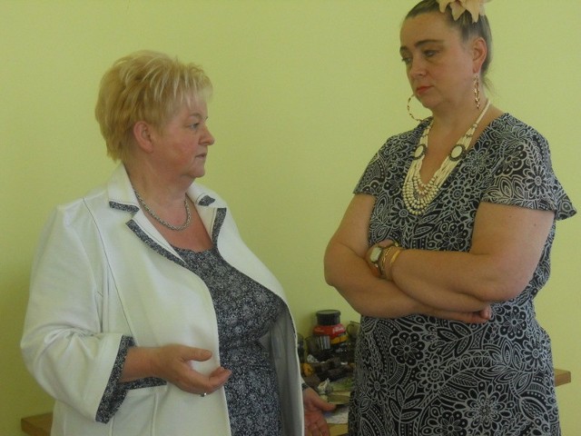 Edyta Stefaniak - Mansour (z prawej) przewodnicząca klubu radnych PO w rozmowie z radną Elżbietą Baryzą (PSL).