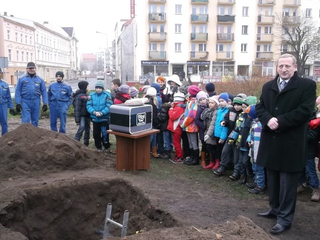 Kapsuła czasu zakopana w Pile. Ważyła 35 kilogramów!