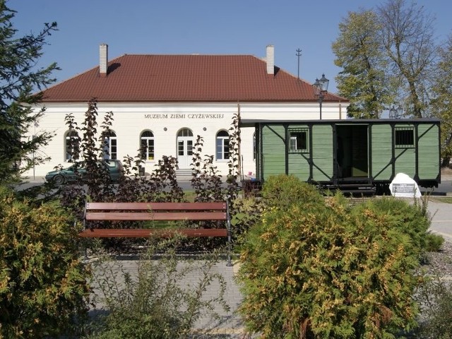 Muzeum Ziemi Czyżewskiej powstało w odnowionym budynku dworca kolejowego. Przed nim stanął Pomnik Zesłańców Sybiru.