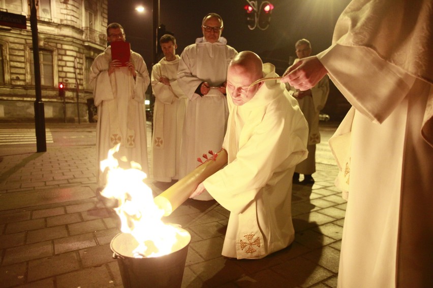 Liturgia światła i poświęcenie ognia u łódzkich Dominikanów [ZDJĘCIA]