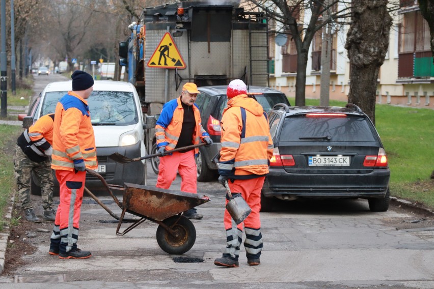 Łódź: Łatanie dziur ruszyło na ponad 40 ulicach. Czy to wystarczy? Ulice jak szwajcarski ser