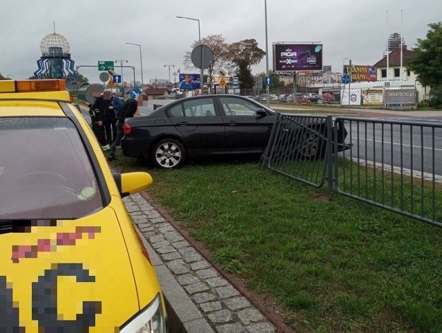 Do zdarzenia doszło w piątek, 27 września, na ul. Grobla w Gorzowie. Na miejsce została wezwana policja.Kierujący bmw podczas jazdy wpadł w poślizg. Stracił panowanie nad kierownica i samochód wypadł z drogi. Bmw uderzyło w barierki. Na miejsce została wezwana gorzowska policja. Kierowcy nic się nie stało. Został ukarany mandatem za spowodowanie kolizji.Do zdarzenia doszło 25 przed godziną 16.00 w rejonie Marwic. Na starej „trójce” policjanci z KWP w Gorzowie Wlkp. działający w ramach grupy „SPEED” zatrzymali do kontroli kierującego audi Q7. Zachodniopomorzanin poruszał się z prędkością 203 km/h. 61-latek stwierdził, że spieszył się do domu, a tego dnia ma już za sobą 1000 km. To raczej argument niezbyt przekonujący bo po takiej trasie z pewnością wypoczęty nie był. Dodając do tego prędkość przekraczającą 200 km/h należy stwierdzić, że nie było to rozsądne zachowanie.POLECAMY RÓWNIEŻ PAŃSTWA UWADZE:Chcesz zostać policjantem? Przyjdź! 