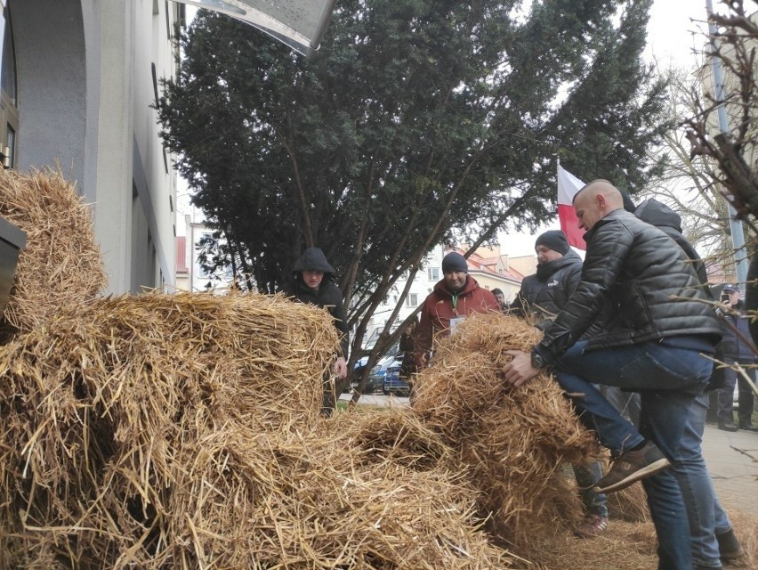 Rolnicy protestowali już w Białymstoku pod poselskimi...