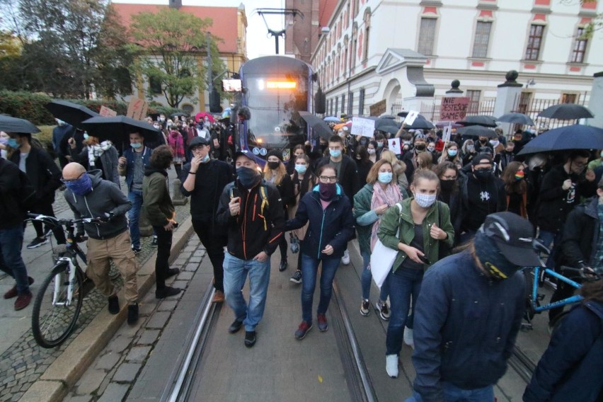 W piątek w centrum Wrocławia protestowało kilka tysięcy...