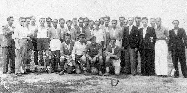 Jedno ze zdjęć drużyny piłkarskiej Pogoni Mogilno, wykonanych w latach 1946-1948