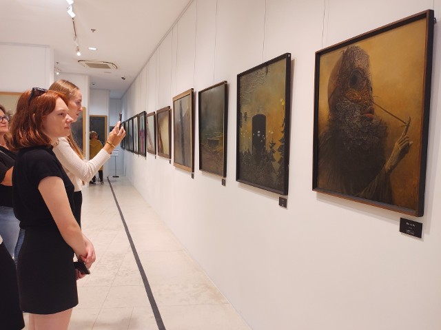 Czasowa wystawa obrazów Zdzisława Beksińskiego cieszy się ogromną popularnością.