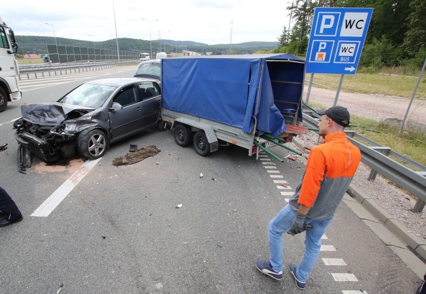 Wypadek na krajowej siódemce w Szewcach. Samochód uderzył w bariery 
