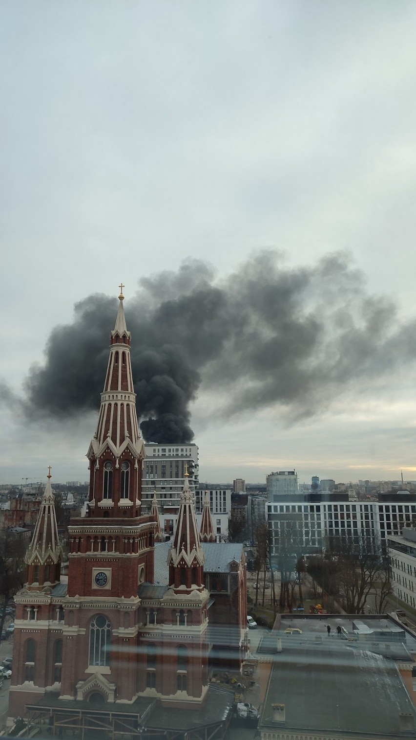Pożar w centrum Łodzi. Kłęby czarnego dymu nad miastem. Płonęły garaże! ZDJĘCIA 5.01.24