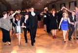  Huczna studniówka maturzystów starachowickiego III LO.  Poloneza zatańczyli z nauczycielami (zdjęcia)
