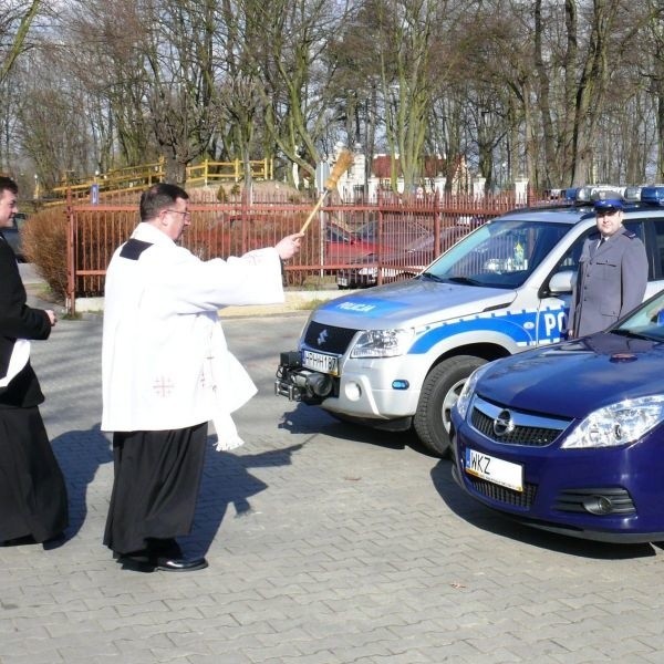 Nowe samochody poświęcili wspólnie ksiądz dziekan Władysław Sarwa i kapelan policji Sylwester Dętkowski.