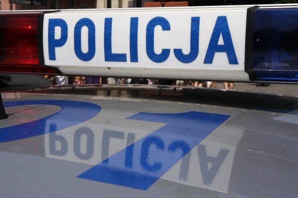Po włamaniu na Pomorzanach w Szczecinie jeden z przestępców zaatakował policjanta łomem