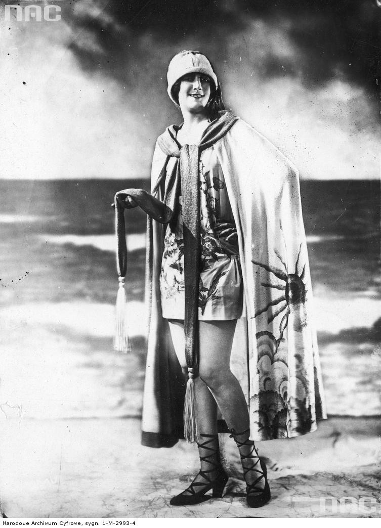 Kobieca moda plażowa na archiwalnych zdjęciach. Zobacz, jak zmieniały się trendy