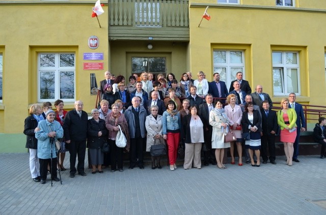 Zjazd absolwentów szkoły podstawowej w BrzyskorzysŚwiętowanie zainaugurował zjazd absolwentów wszystkich roczników. Z zaproszenia skorzystało, przybywając na majową imprezę, około 200 osób. Najstarszą absolwentką w tym gronie była 85-letnia Weronika Janasińska.