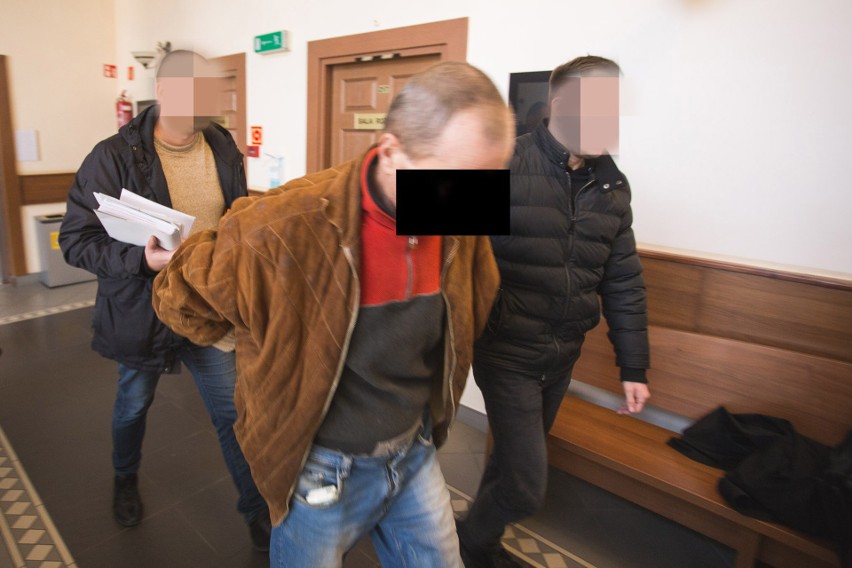 Doprowadzenia podejrzanych do Sądu Rejonowego w Słupsku w...