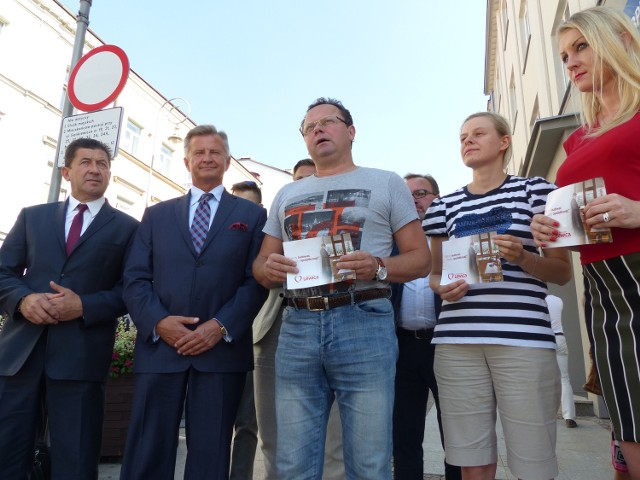 Działacze Zjednoczonej Lewicy na wtorkowej konferencji prasowej. Od lewej: Poseł Jan Cedzyński, poseł Stanisław Wziątek, Andrzej Szejna, Agnieszka Stupkiewicz-Turek i Małgorzata Marenin.