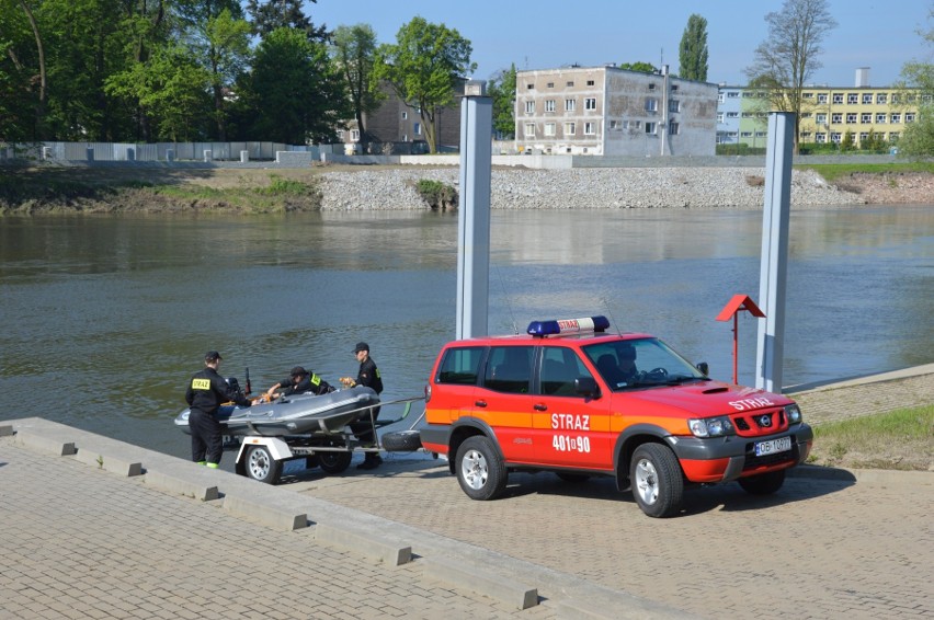 21-latek z Brzegu skoczył do Odry na ratunek koleżance. Ratownicy szukają go od dwóch dni