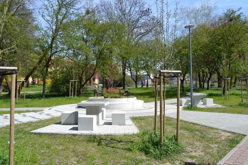 Park Hallera w śródmieściu Dąbrowy Górniczej...