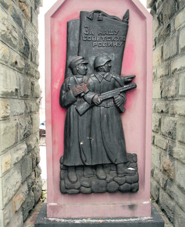 Budowę pomnika wymogło na władzach miasta NKWD. Raz go wysadzono  w powietrze, potem w proteście oblano czerwoną farbą