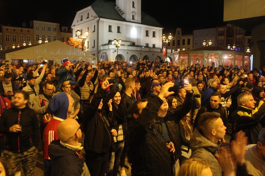 Kibice Piasta Gliwice świętują wicemistrzostwo Polski na...