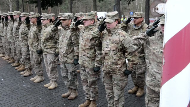Żołnierze amerykańscy na placu w Żaganiu. Powitanie 12 stycznia 2017 r.