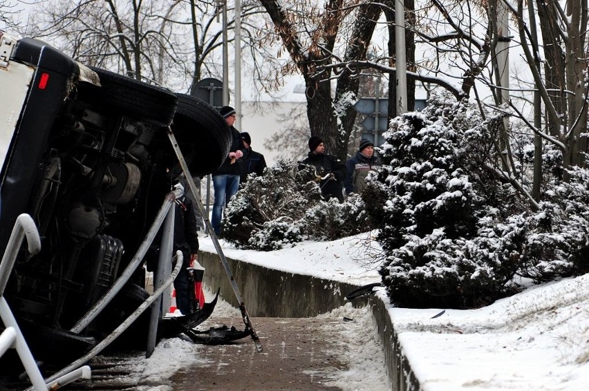 Ostrowiec Świętokrzyski. Groźny wypadek. Bus toczył się po skarpie