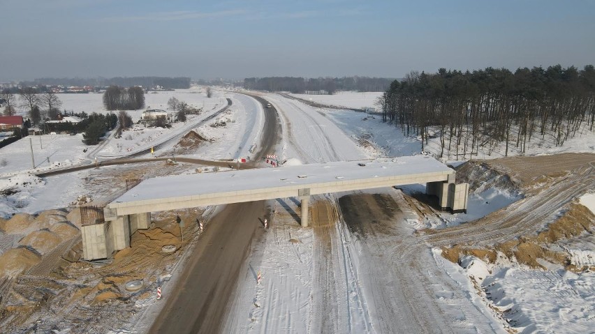 Budowa S5 w zimowej scenerii. Zdjęcia z drona na odcinku Białe Błota - Szubin