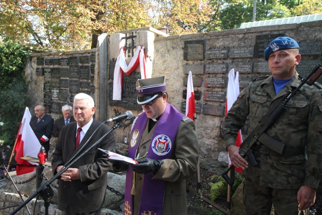 Na Cmentarzu Starym modlitwę odmówił ksiądz komandor Witold Mach, a uroczystość poprowadził Bernard Jasiewicz, prezes świętokrzyskiego oddziału Związku Sybiraków.