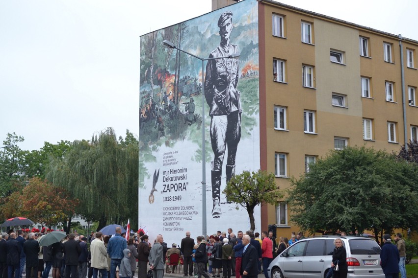 Tarnobrzeg. Mural „Zapory” odsłonięto w rocznicę napaści Sowietów na Polskę