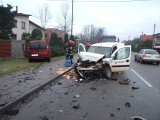 Wypadek w Nowym Sączu. Zderzenie czołowe na ul. Nawojowskiej. Dwie osoby w szpitalu. Droga zablokowana