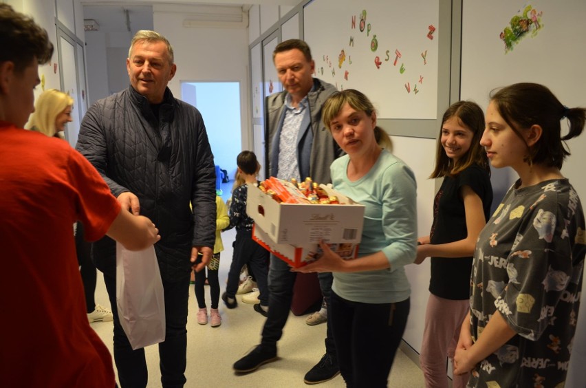 Powiat makowski pomaga Ukrainie. Starosta odwiedził uchodźców, złożył życzenia i przekazał świąteczne upominki
