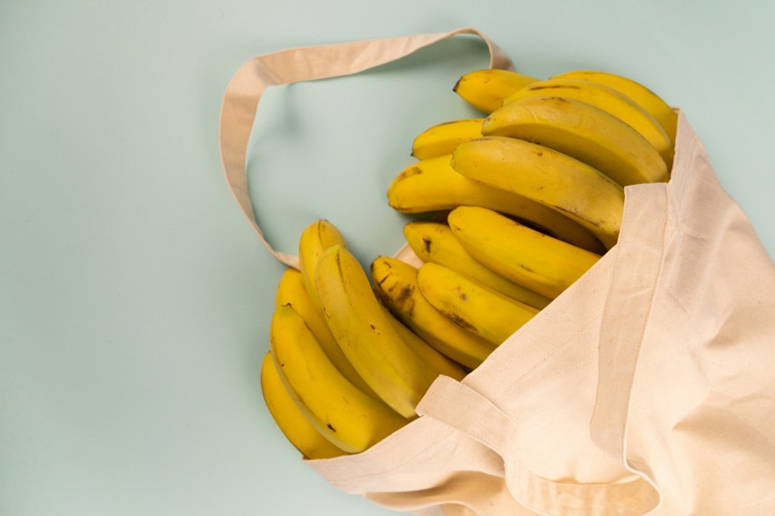 Banany mają wiele właściwości zdrowotnych. Są syczące a do...
