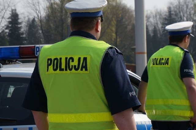 Wypadek w Tychach: W środę, tyscy policjanci uratowali życie 54-letniej kobiecie, która zasłabła za kierownicą.  Kobieta uderzyła samochodem w płot. Dwa razy udzielano jej pomocy.