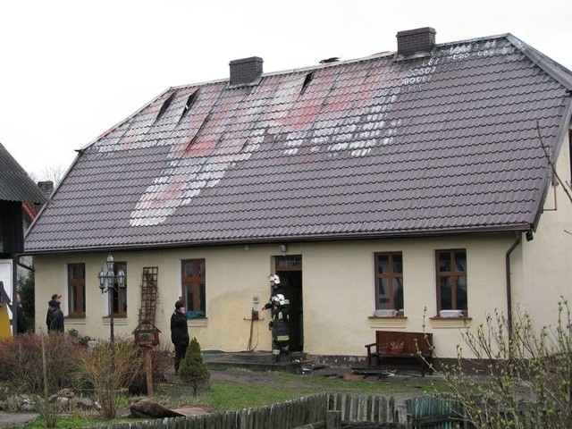 W Świerznie w gminie Miastko w piątek płonął dwukondygnacyjny budynek mieszkalny.