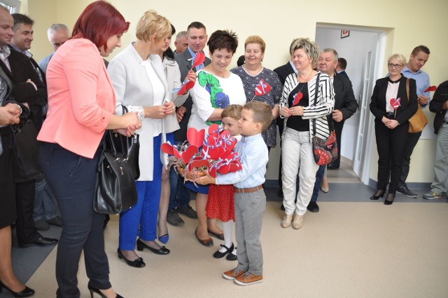 Podczas otwarcia oddziału przedszkolnego w Orońsku maluchy wręczały gościom pamiątkowe serduszka.