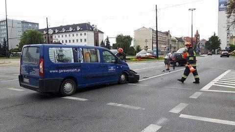 Bydgoszcz: Wypadek na rondzie Jagiellonów. Jeden z samochodów dachował