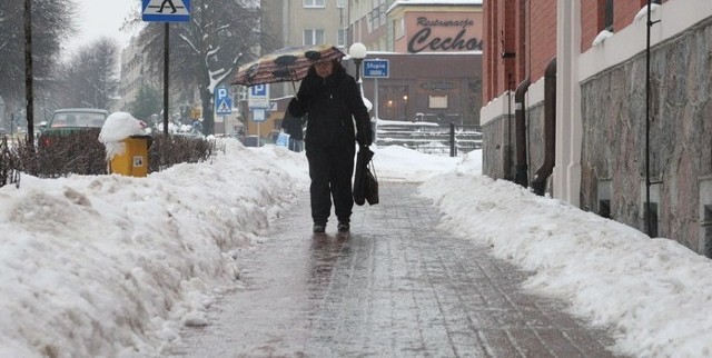 Lód jak malowanie na ul. Armii Krajowej w Słupsku. Nic tylko zamienić buty na łyżwy.