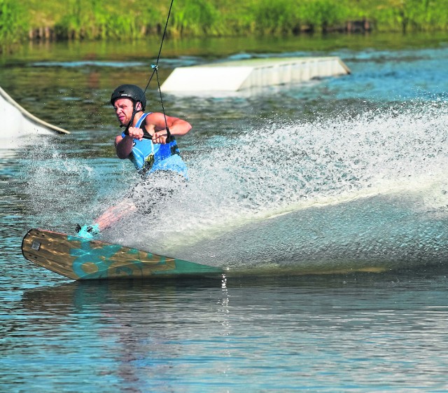 Od soboty znów w Wodnej Dolinie przy ul. Sybiraków w Koszalinie można będzie ślizgać się na desce po wodzie. Wake Park czynny będzie przez cały długi weekend. Utrzymanie się na desce w Wake Parku gwarantuje dwusłupowy wyciąg linowy, dzięki któremu wakeboarder porusza się na powierzchni wody w linii prostej. Odległość między słupami wynosi niemal 180 metrów, a to oznacza, że jedna runda to około 360 metrów. Bardziej doświadczeni śmiałkowie mogą w Wake Parku skorzystać z profesjonalnych przeszkód, zamontowanych przy linii wyciągu.