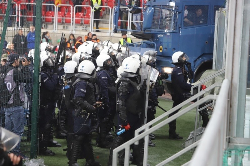 Zadymy na meczu piłkarzy Widzewa ze Śląskiem Wrocław. 27 osób zatrzymanych  [ZDJĘCIA]